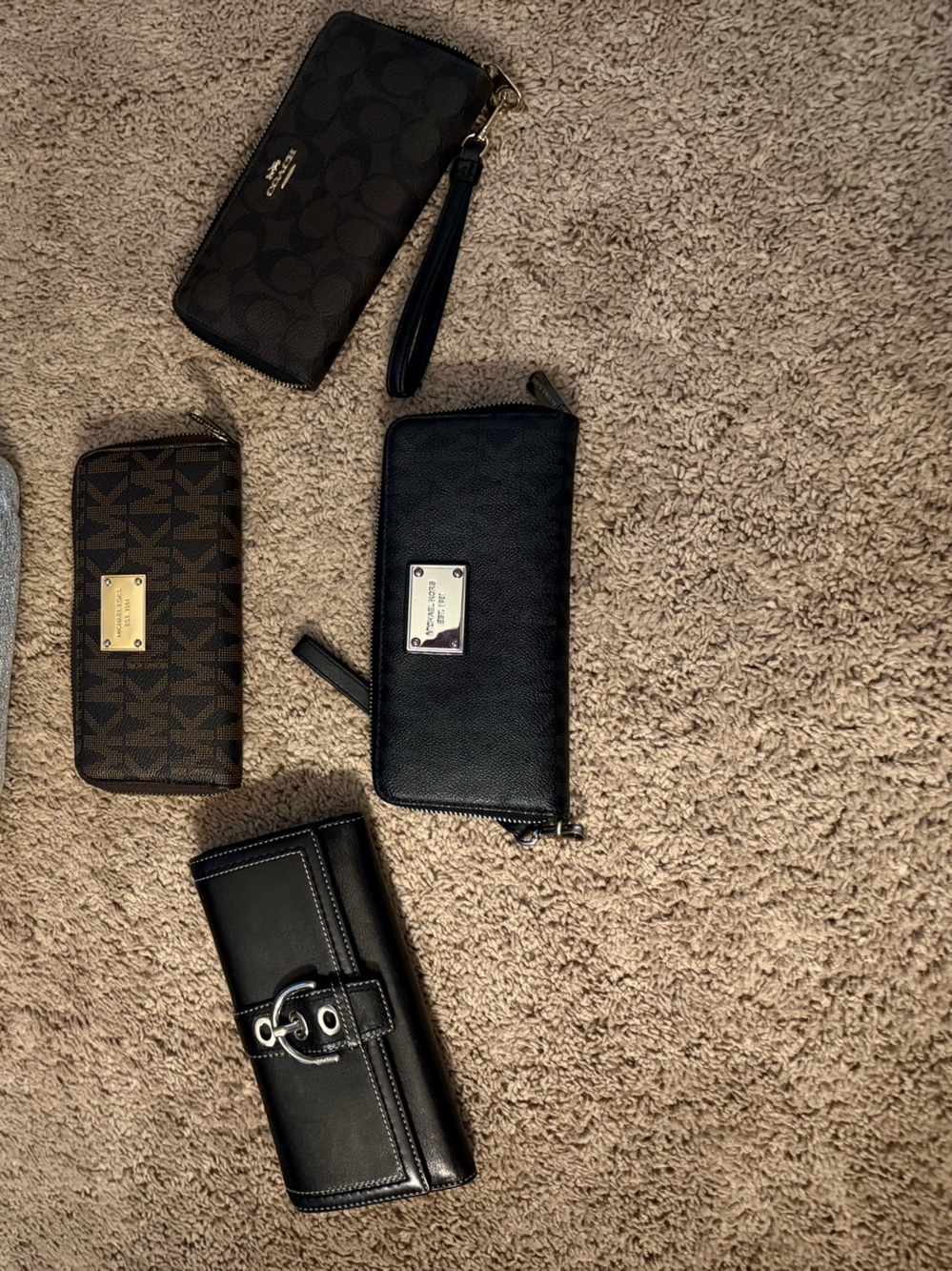 💕💕EUC lot of 4 wallets 2 Coach 2 Michael Kors